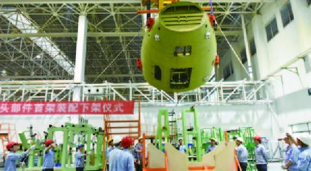 首架“新舟”700机头部件在成飞民机下线。 首架“新舟”700机头部件在成飞民机下线。