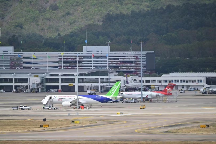 刚刚国产大飞机c919及支线客机ARJ21飞抵三亚，稍后，将从三亚启程飞往新加坡，参加新加坡航展 摄影曹楠 (2)