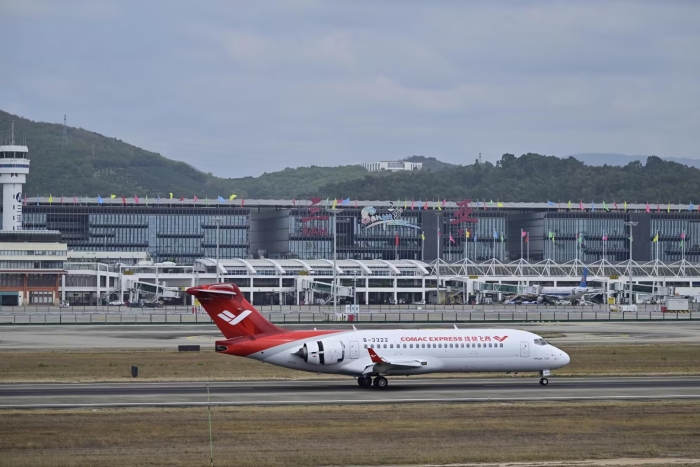 刚刚国产大飞机c919及支线客机ARJ21飞抵三亚，稍后，将从三亚启程飞往新加坡，参加新加坡航展 摄影曹楠 (9)